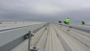 Päikesepaneeli katusekinnitus, millel on pilukangid